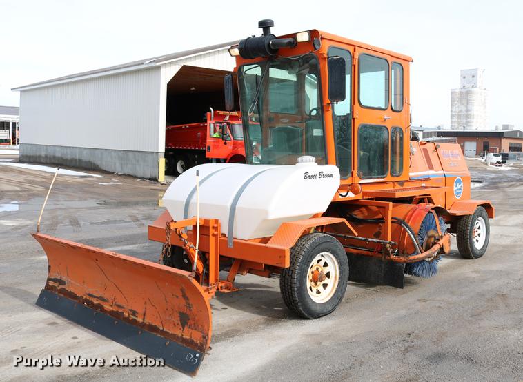 image for item DD8668 2004 Broce RJ350 broom