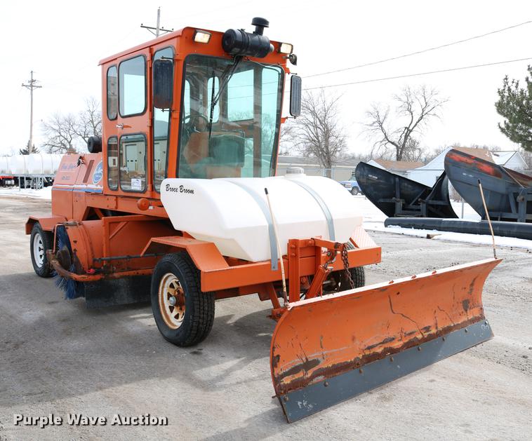 image for item DD8668 2004 Broce RJ350 broom