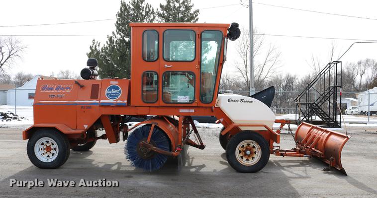 image for item DD8668 2004 Broce RJ350 broom