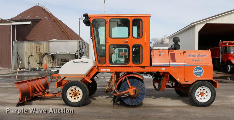 image for item DD8668 2004 Broce RJ350 broom