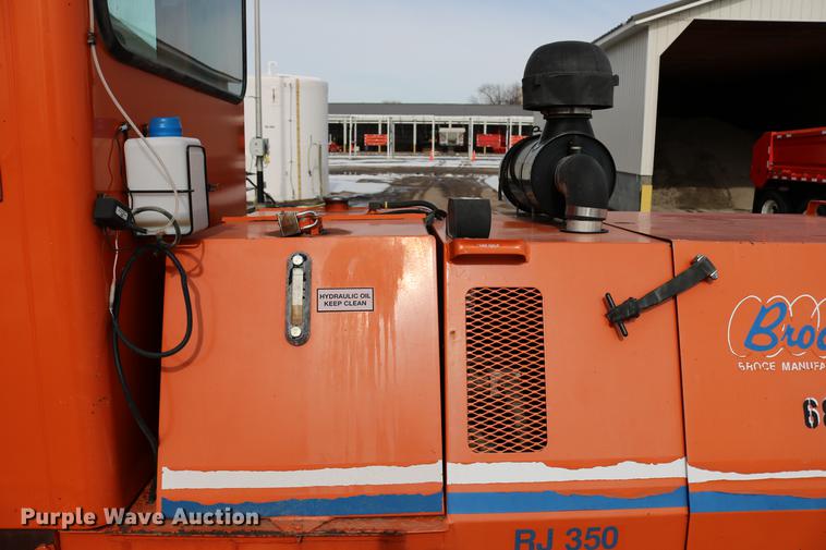 image for item DD8668 2004 Broce RJ350 broom