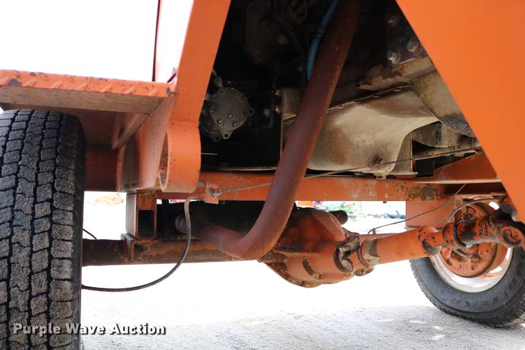 image for item DD8668 2004 Broce RJ350 broom