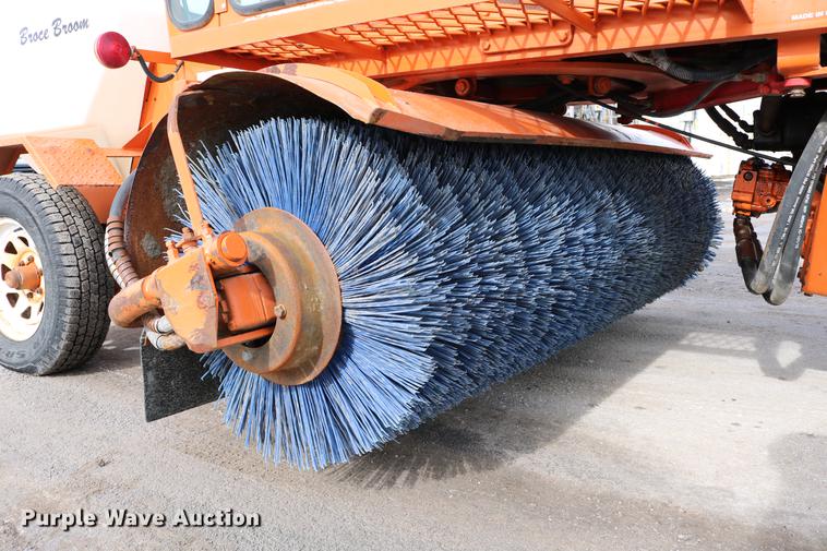 image for item DD8668 2004 Broce RJ350 broom