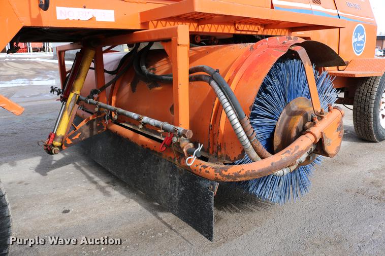 image for item DD8668 2004 Broce RJ350 broom