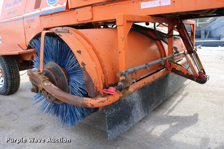 image for item DD8668 2004 Broce RJ350 broom