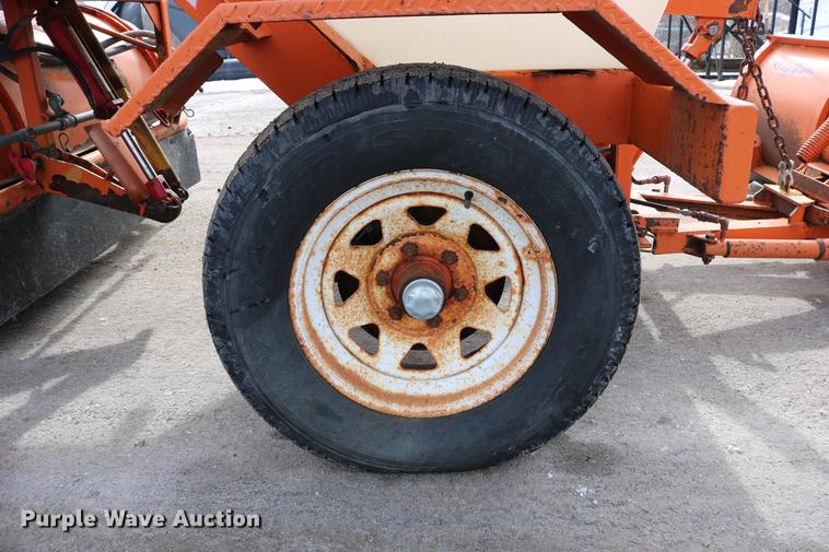 image for item DD8668 2004 Broce RJ350 broom