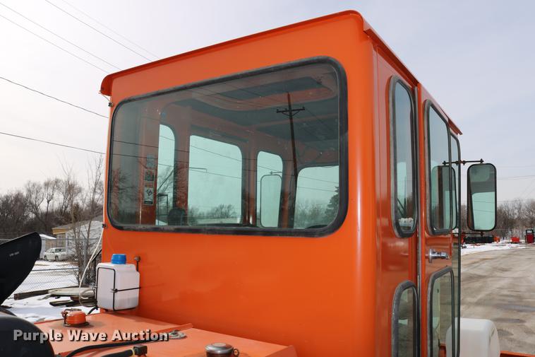 image for item DD8668 2004 Broce RJ350 broom