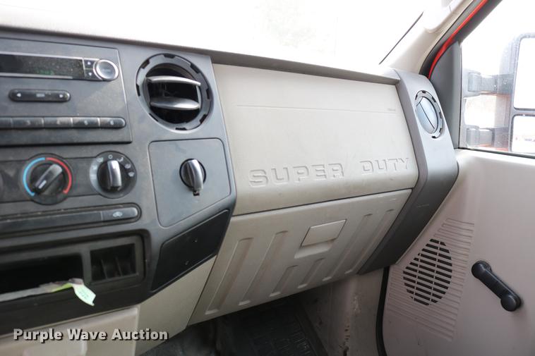 image for item DD8669 2008 Ford F250 Super Duty utility bed pickup truck