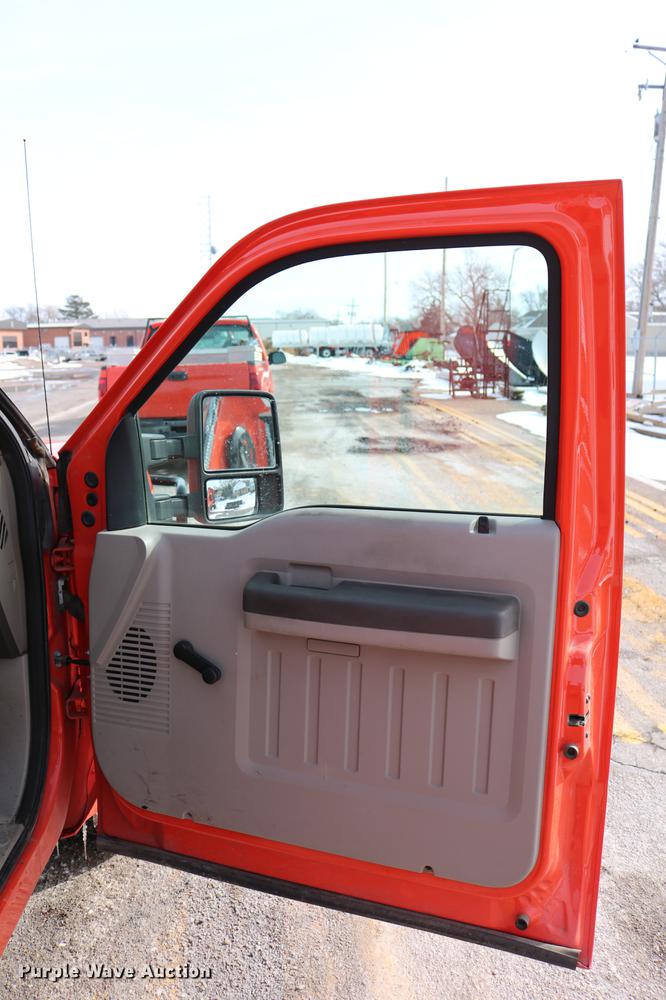 image for item DD8669 2008 Ford F250 Super Duty utility bed pickup truck