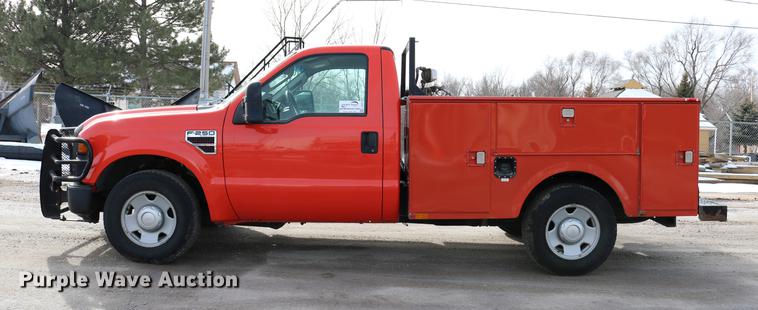 image for item DD8673 2008 Ford F250 Super Duty utility bed pickup truck