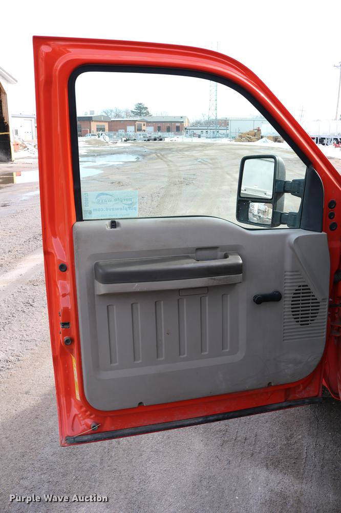 image for item DD8673 2008 Ford F250 Super Duty utility bed pickup truck