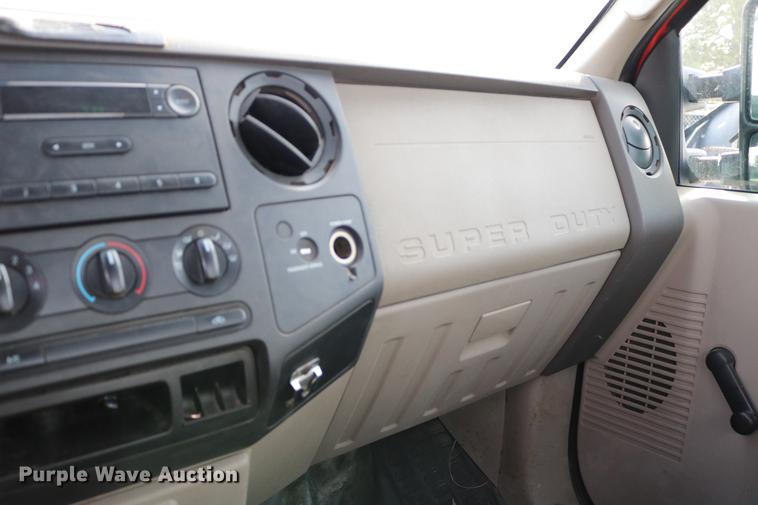 image for item DD8673 2008 Ford F250 Super Duty utility bed pickup truck