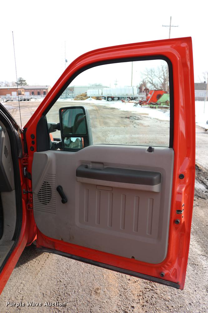 image for item DD8673 2008 Ford F250 Super Duty utility bed pickup truck