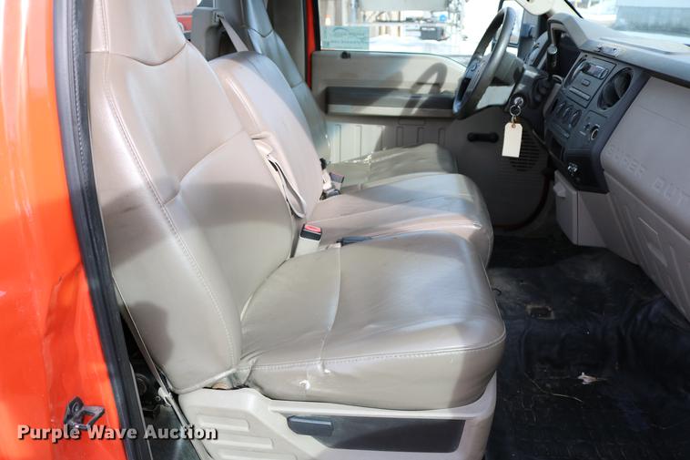 image for item DD8673 2008 Ford F250 Super Duty utility bed pickup truck
