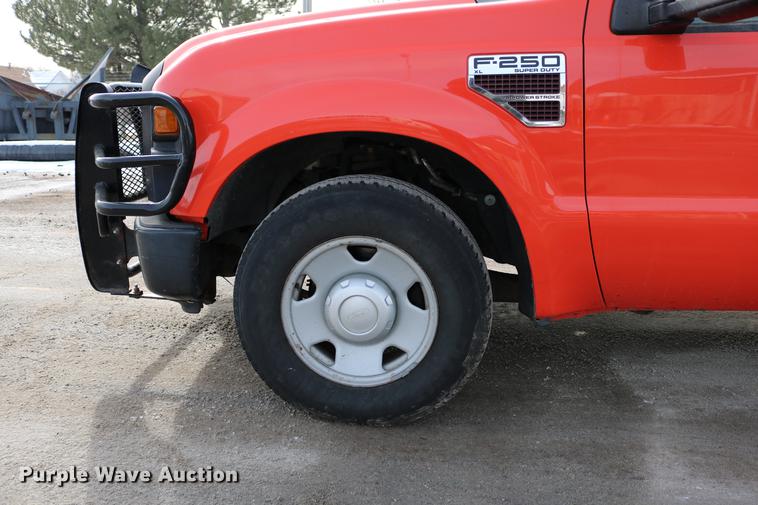 image for item DD8673 2008 Ford F250 Super Duty utility bed pickup truck