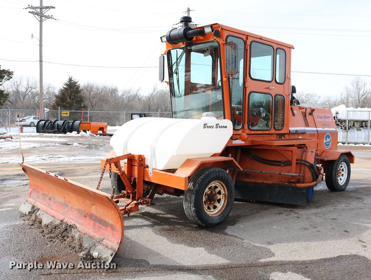 image for item DD8674 2004 Broce RJ350 broom