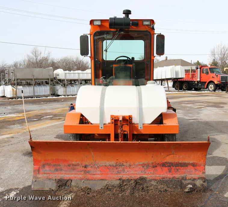 image for item DD8674 2004 Broce RJ350 broom