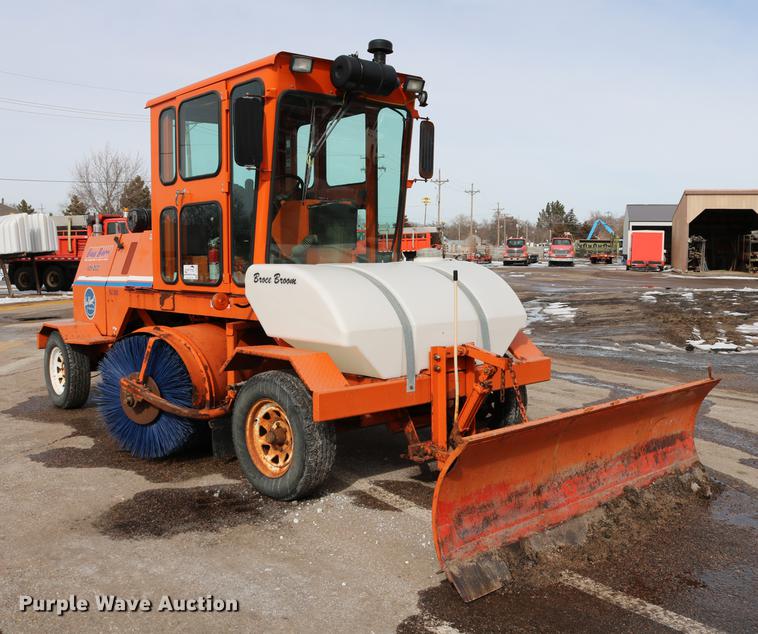 image for item DD8674 2004 Broce RJ350 broom