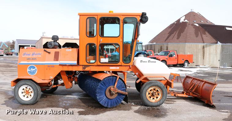 image for item DD8674 2004 Broce RJ350 broom