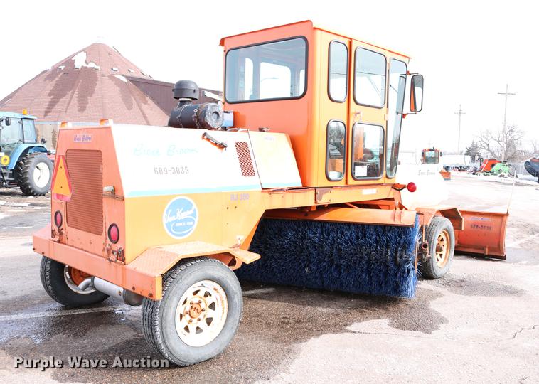 image for item DD8674 2004 Broce RJ350 broom