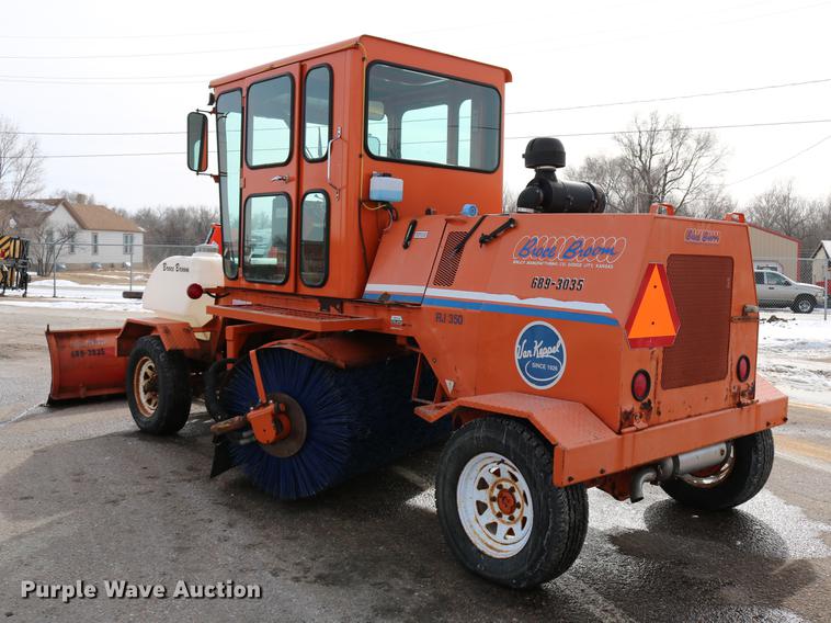 image for item DD8674 2004 Broce RJ350 broom