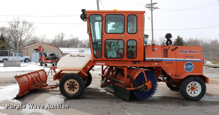 image for item DD8674 2004 Broce RJ350 broom