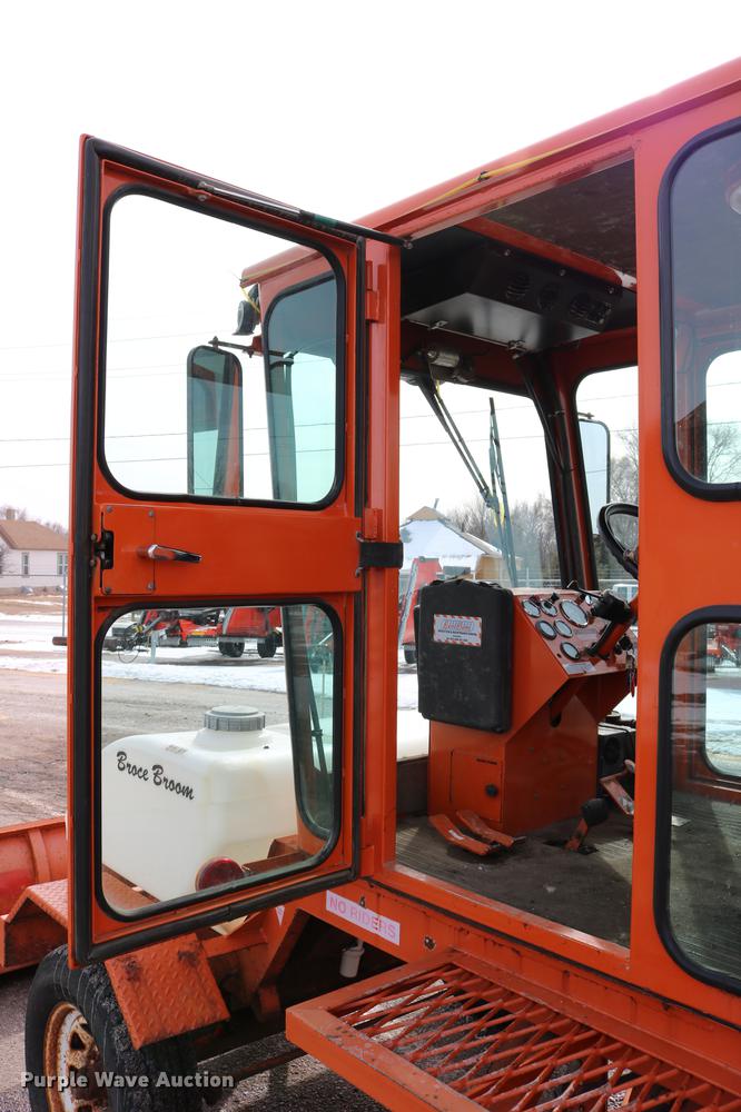 image for item DD8674 2004 Broce RJ350 broom