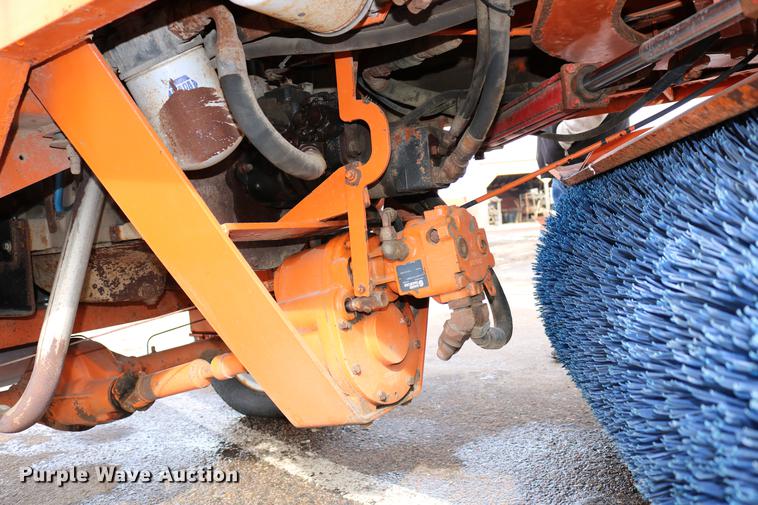 image for item DD8674 2004 Broce RJ350 broom