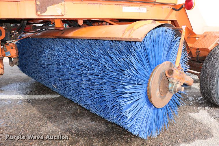 image for item DD8674 2004 Broce RJ350 broom