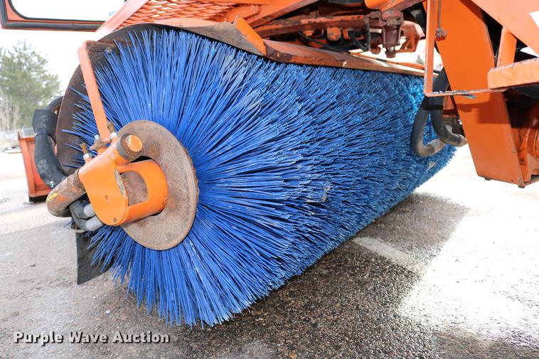 image for item DD8674 2004 Broce RJ350 broom