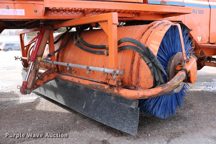 image for item DD8674 2004 Broce RJ350 broom