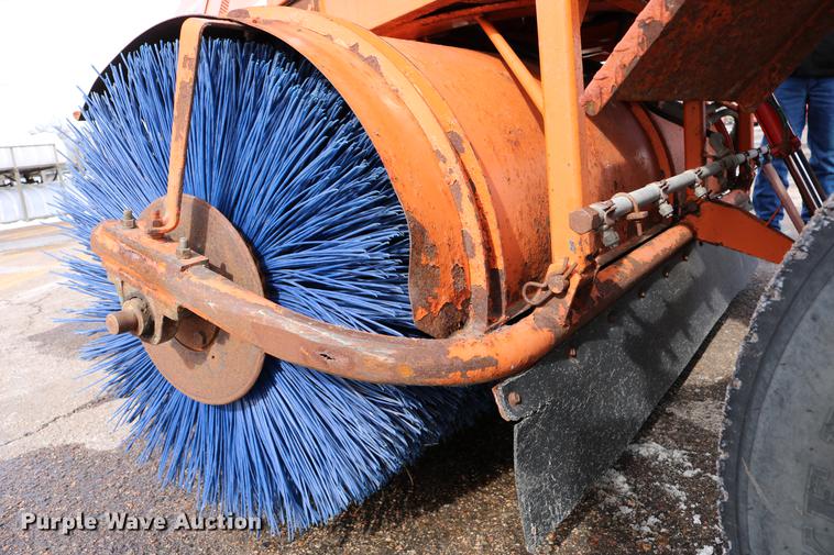 image for item DD8674 2004 Broce RJ350 broom