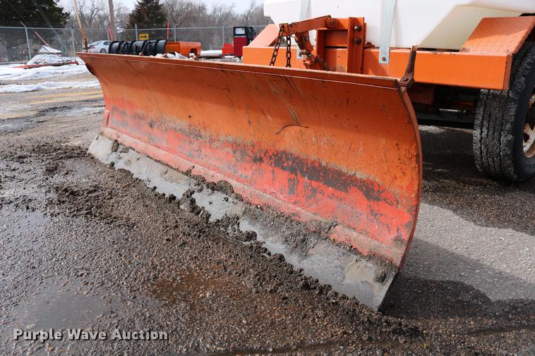 image for item DD8674 2004 Broce RJ350 broom