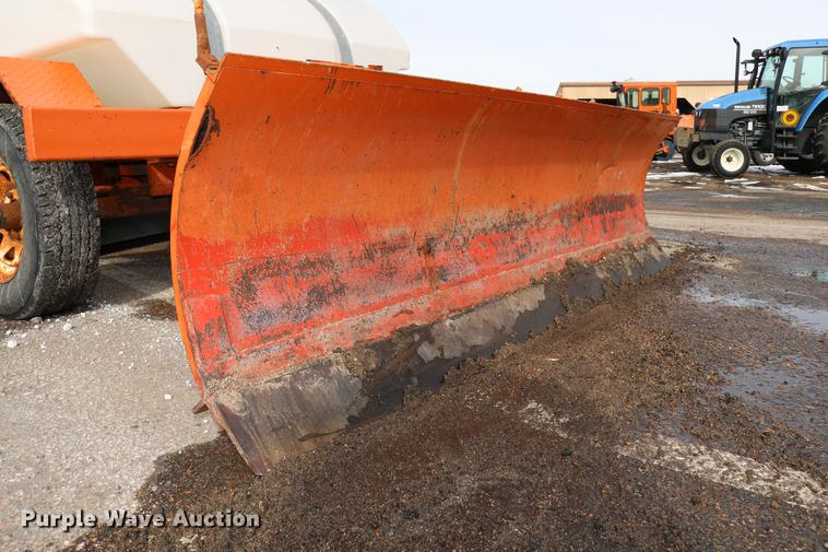 image for item DD8674 2004 Broce RJ350 broom