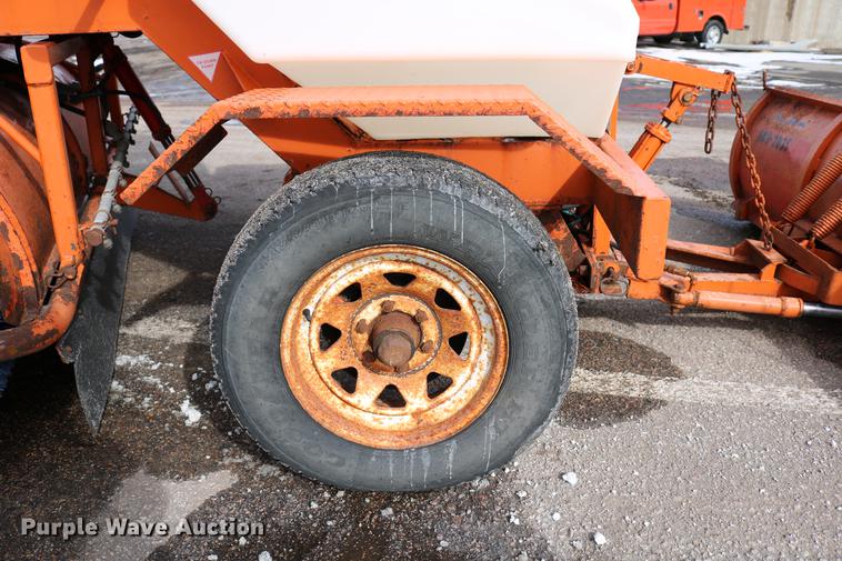 image for item DD8674 2004 Broce RJ350 broom