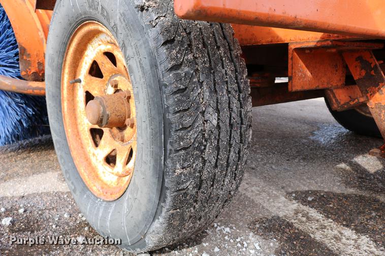 image for item DD8674 2004 Broce RJ350 broom