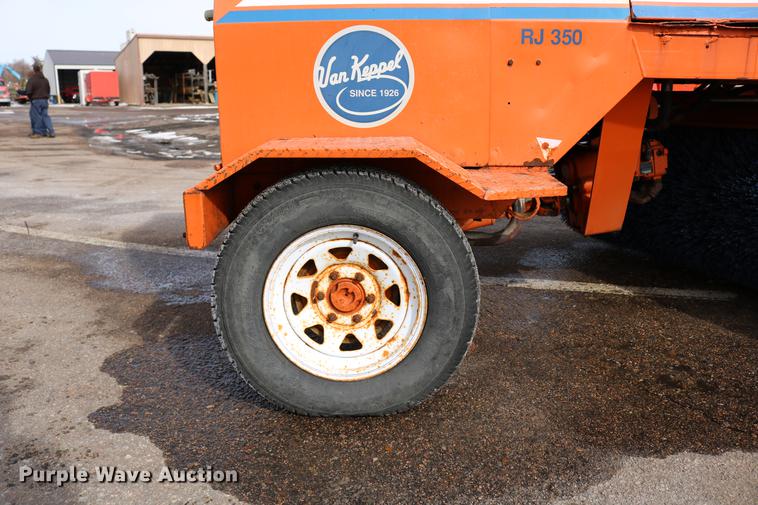 image for item DD8674 2004 Broce RJ350 broom