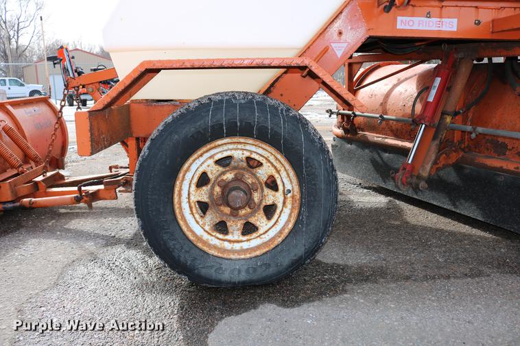 image for item DD8674 2004 Broce RJ350 broom