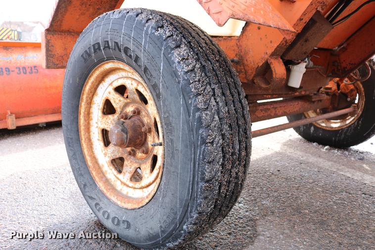 image for item DD8674 2004 Broce RJ350 broom