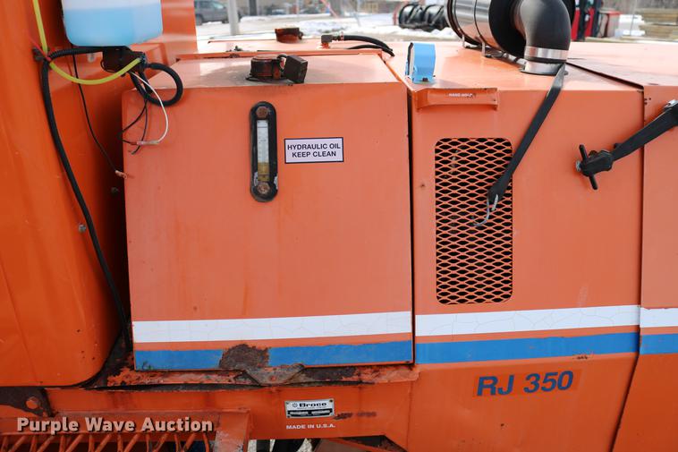 image for item DD8674 2004 Broce RJ350 broom