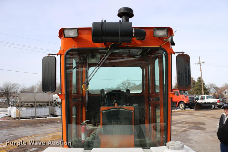 image for item DD8674 2004 Broce RJ350 broom