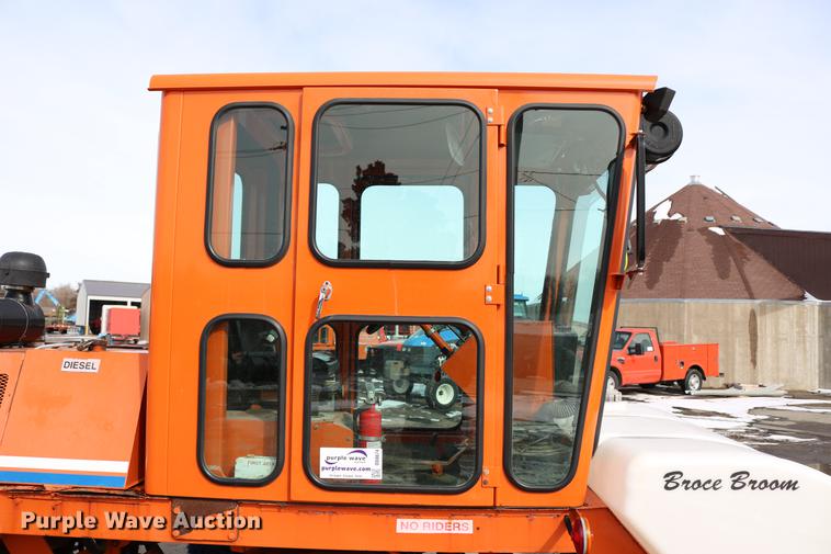 image for item DD8674 2004 Broce RJ350 broom