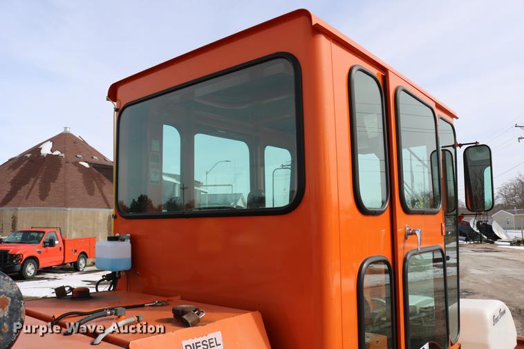 image for item DD8674 2004 Broce RJ350 broom