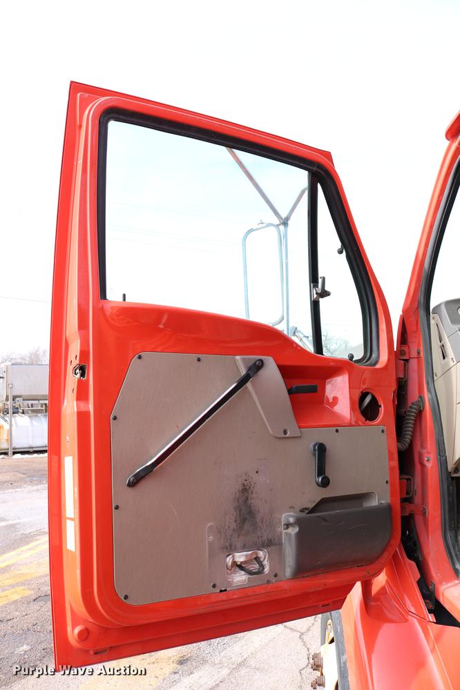 image for item DD8676 2001 Sterling L7501 dump truck