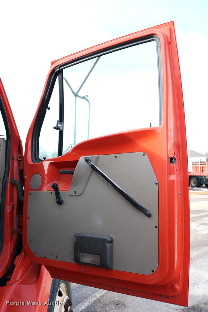 image for item DD8676 2001 Sterling L7501 dump truck