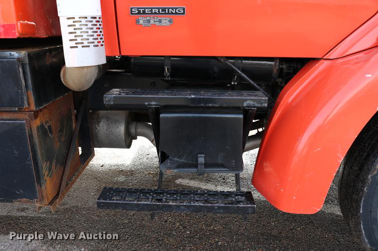 image for item DD8676 2001 Sterling L7501 dump truck