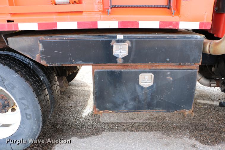 image for item DD8676 2001 Sterling L7501 dump truck