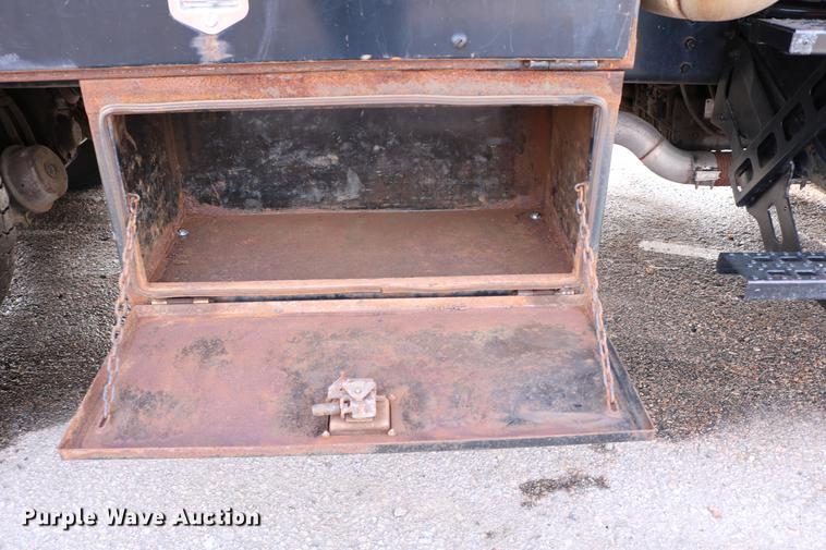 image for item DD8676 2001 Sterling L7501 dump truck