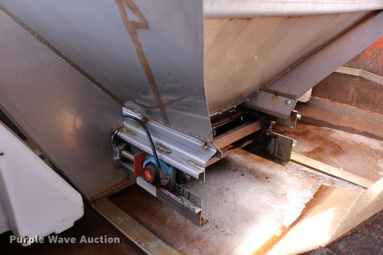 image for item DD8676 2001 Sterling L7501 dump truck