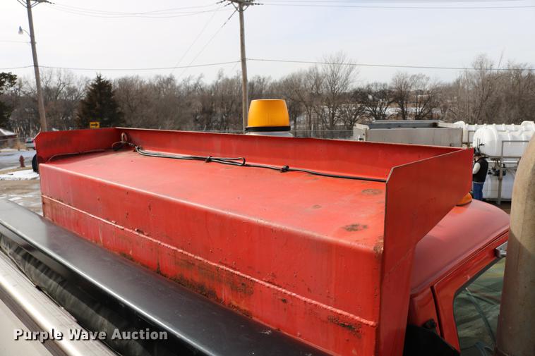 image for item DD8676 2001 Sterling L7501 dump truck